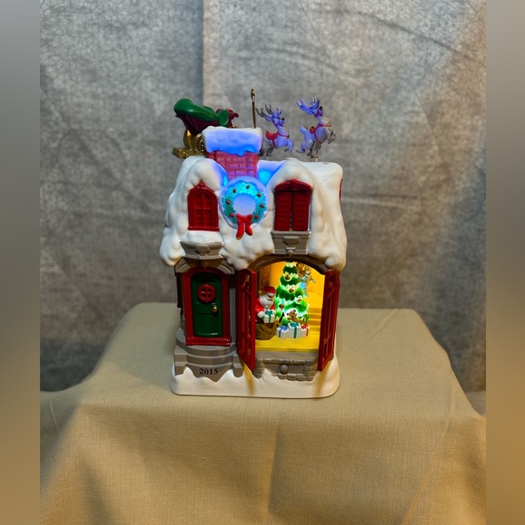 2015 Up on the Housetop Hallmark Keepsake Ornament - Picture 5 of 16